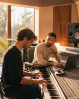 Compositeur · rice travaillant sur une chanson personnalisée Anthem